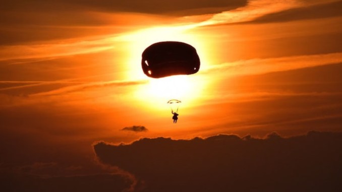 173rd Airborne Brigade paratrooper descending under canopy at Rivolto Italian Air Force Base, Udine, Italy. (Photo by Specialist Paolo Bovo, U.S. Army, Sep 26, 2017).