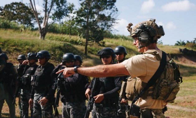 SF trainer in Panama explains ranger procedures to Panamanian counterterrorism security forces in Panama. (photo by SSG Osvaldo Equite SOCSouth, Jan 20, 2018).