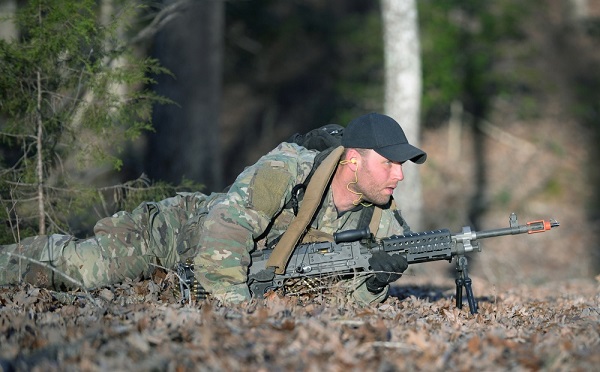 SFQC Candidate low crawls with M240B machine gun during in Robin Sage. Photo by Ken Kassens, SWCS, Dec 12, 2018.