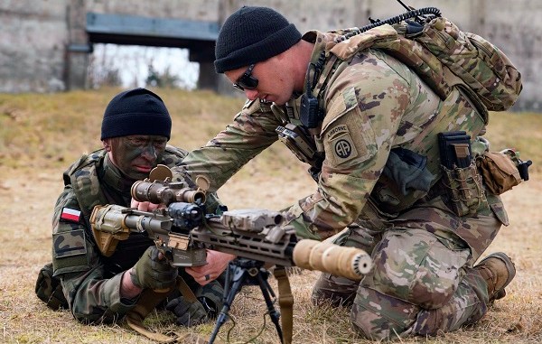 Paratroopers introduce Polish soldiers to U.S. weapon systems