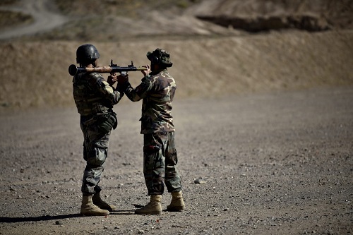 An ANASOC instructor guides a Commando recruit in firing an RPG-7 during CDOQC Phase 1 training. Photo by MSG Felix Figueroa, NSOCC-A, August 2, 2018.