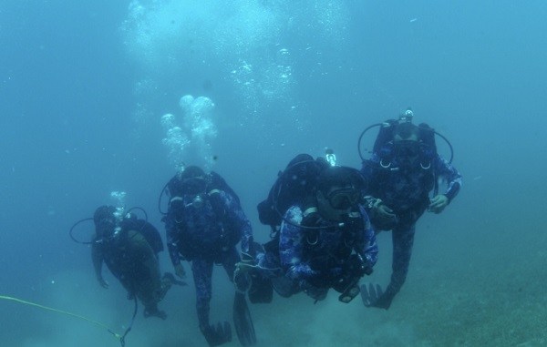 U.S. Navy and Egyptian divers conduct a familiarization dive during Eagle Response 18. U.S. Navy photo 24 July 2018.