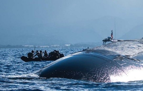 1st SFGA conduct MAROPS training with US submarine off coast of Hawaii during exercise RIMPAC 18. Photo by Petty Officer 1st Class Daniel Hinton, USN, July 9, 2018.