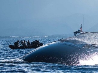 1st SFGA conduct MAROPS training with US submarine off coast of Hawaii during exercise RIMPAC 18. Photo by Petty Officer 1st Class Daniel Hinton, USN, July 9, 2018.