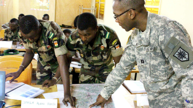 U.S. Army Captain advises Nigerien Army. (Oct 2015, Photo U.S. Army)